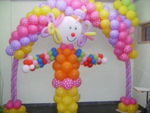 decoração com balões palhaço 300x225 - Festa Infantil simples Faça você Mesma